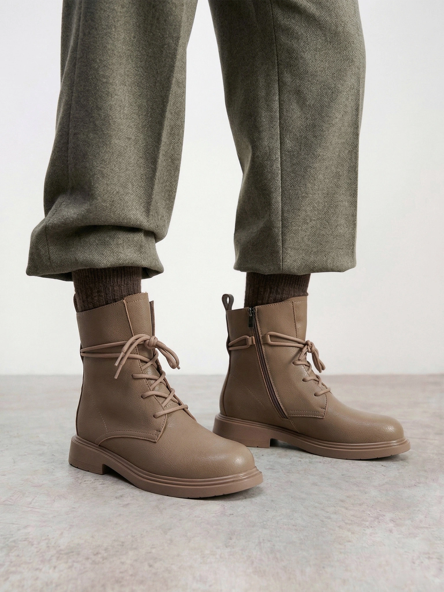 Ботинки-дерби бежевого цвета из натуральной кожи